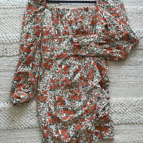 Cute form fitting dress - Picture 2 of 5